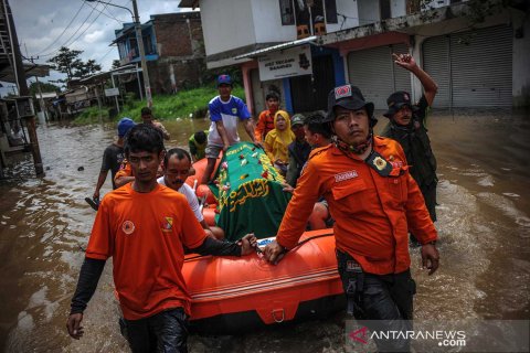 Evakuasi jenazah saat banjir di Baleendah