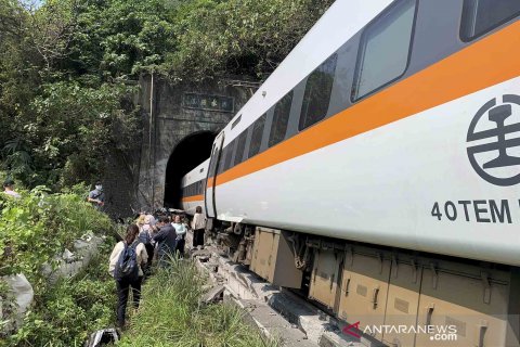 Sebuah kereta anjlok di Taiwan, 48 penumpang tewas