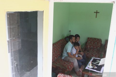 Ibadah Jumat Agung di rumah