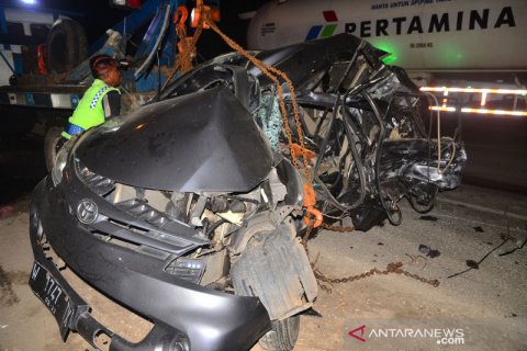 Kecelakaan mobil dan truk di jalur Pantura Pati