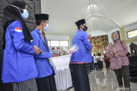 Aksi pembagian bunga antar umat beragama