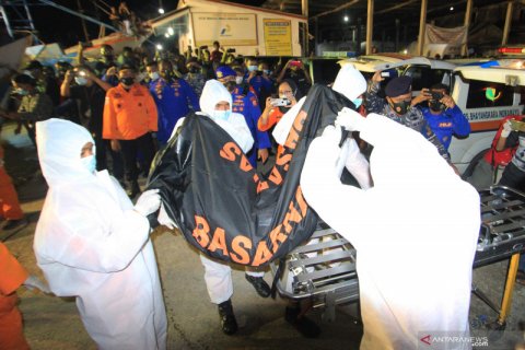 Evakuasi ABK Barokah Jaya