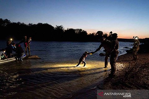 Pencari suaka dari Meksiko menyeberangi Sungai Rio Grande