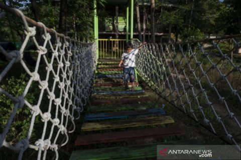 Wahana permainan outbound anak di Taman Hutan Raya Kapopo Sigi