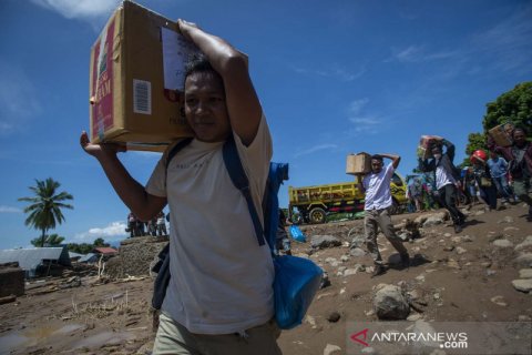 Bantuan bagi korban banjir bandang di Adonara Timur