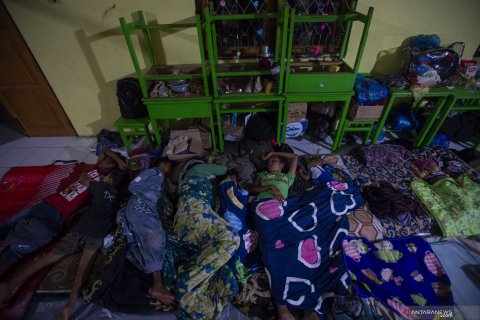 Pengungsi banjir bandang Adonara