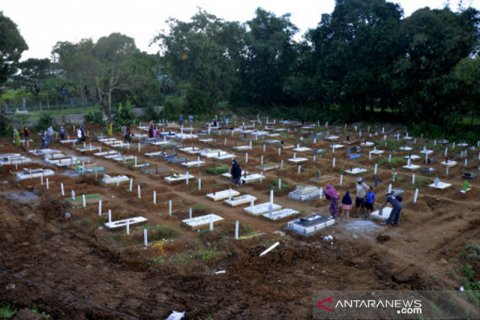 Ziarah kubur jelang Ramadhan di pemakaman khusus COVID-19
