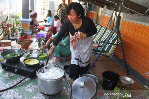 Warga dirikan dapur umum bagi korban bencana gempa di Malang