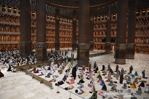 Shalat Tarawih di Istiqlal