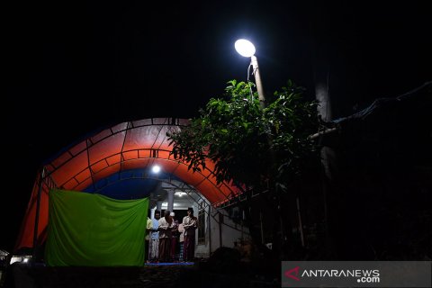 Shalat Tarawih di lokasi bencana gempa bumi Malang