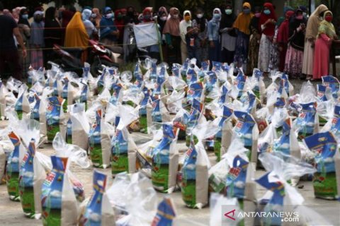 Distribusi Bantuan Sembako Muslim Eropa Untuk Warga Aceh