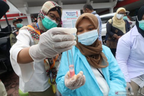 Uji kelayakan konsumsi di pasar takjil