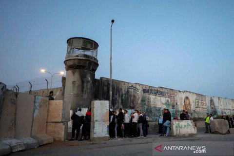 Warga Palestina seberangi pos pemeriksaan untuk shalat Jumat di Masjid Al-Aqsa