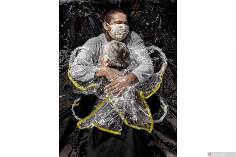 Foto "Hold me Close - First hug in five months" jadi kampiun World Press Photo of the Year 2021
