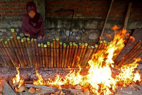 Pembuatan lemang di Aceh
