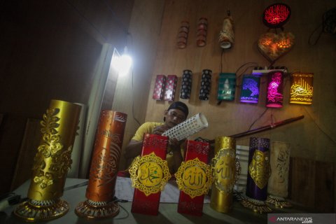 Kerajinan penutup lampu hias dari pipa paralon bekas