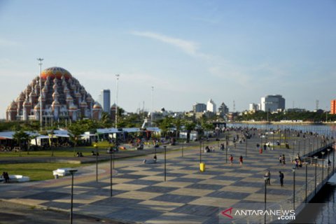 Ngabuburit di kawasan Masjid 99 Kubah di Makassar