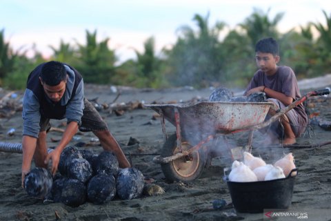 Kelapa bakar khas Ramadhan di Aceh Barat