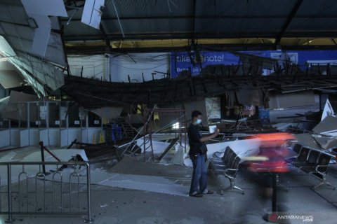 Langit-langit Stasiun Pasar Turi ambruk