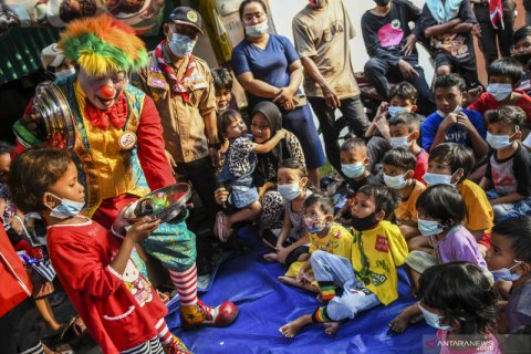 Badut hibur anak korban kebakaran di Taman Sari