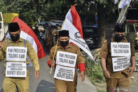 Tuntut honor, tiga orang guru honorer jalan kaki dari Bekasi ke Istana Merdeka, Jakarta
