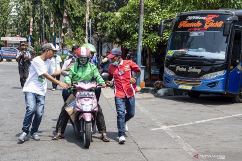 Sejumlah bus penumpang masih beroperasi di periode larangan mudik