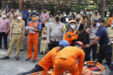 Wali Kota Solo saksikan simulasi penanganan korban gempa di kantornya