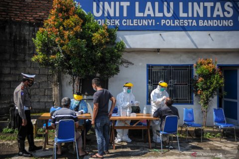 Tes cepat antigen untuk pengendara di Tol Cileunyi