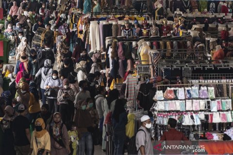 Skybridge Tanah Abang dipadati pembeli