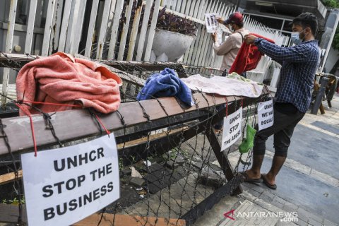 Pencari suaka tinggal di trotoar Kebon Sirih
