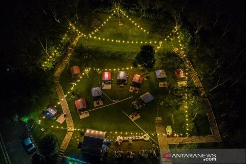 Serunya berbuka puasa di restoran berkonsep perkemahan