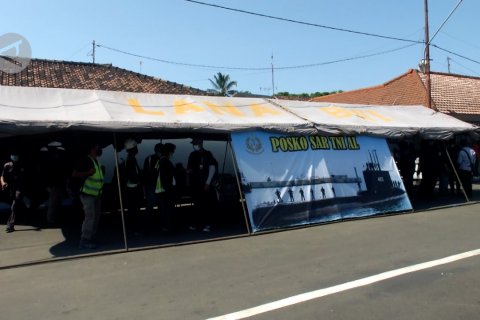 Keluarga awak KRI Nanggala-402 datangi Lanal Banyuwangi