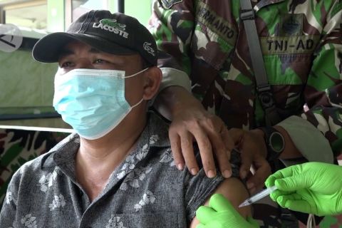 Vaksinasi perdana bagi purnawirawan dan warakawuri