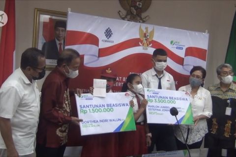 BPJS Ketenagakerjaan Maluku serahkan beasiswa  kepada anak kepesertaan jaminan sosial