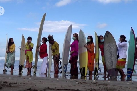 Saat perempuan berkebaya berselancar di Pantai Kuta