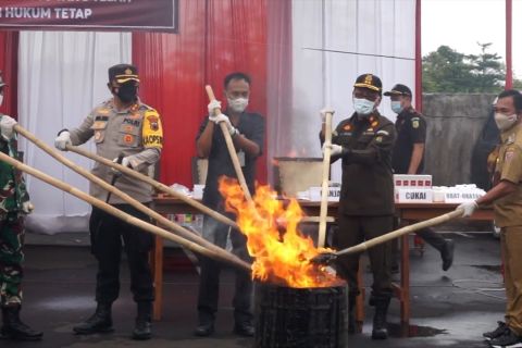 Kejari Batang musnahkan rokok ilegal dan narkoba