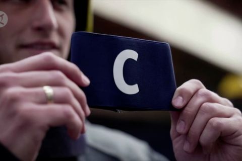 Ban kapten yang dibuang Ronaldo dilelang untuk perawatan bayi