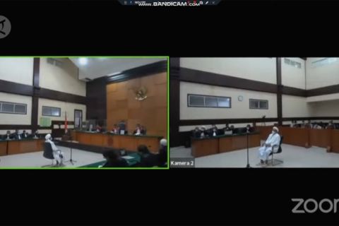 Eksepsi Rizieq di kasus kerumunan Petamburan ditolak majelis hakim