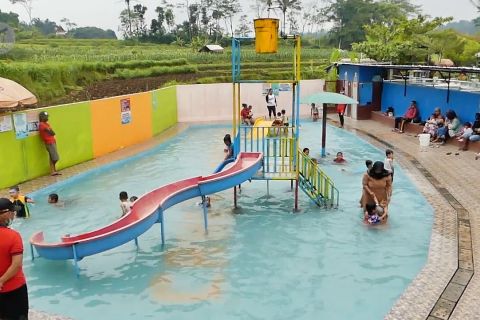 Padusan dengan protokol kesehatan di taman wisata air