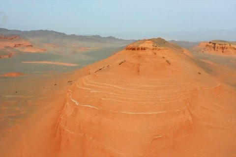 Pemandangan penuh warna Gunung Tianshan di China barat laut