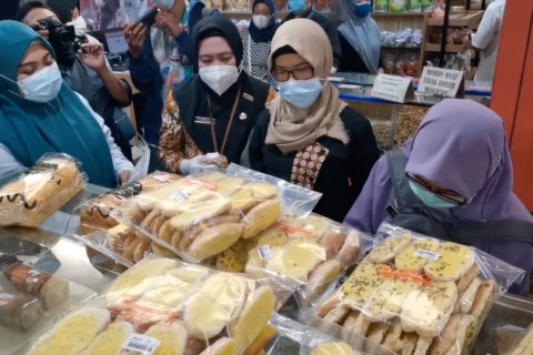 Tim Satgas Pangan Solo temukan sejumlah makanan kadaluarsa