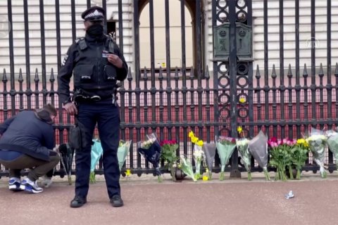Warga London letakkan bunga di depan Istana Buckingham