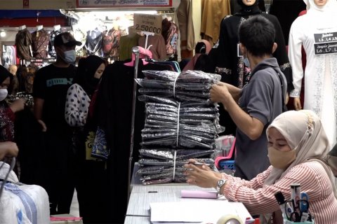 Omset pedagang Tanah Abang meningkat hingga 50%