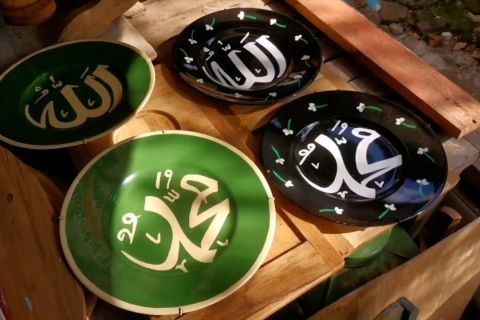 Piring rongsok jadi baru dengan motif kaligrafi