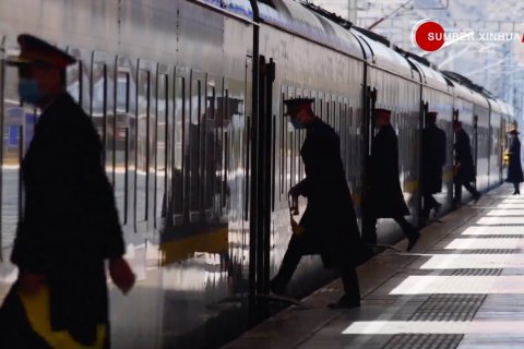 Berkenalan dengan petugas pertama di Stasiun Kereta Lhasa