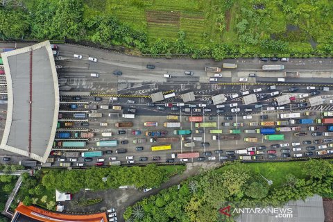 Ribuan kendaraan terjebak kemacetan di pintu tol Cikupa