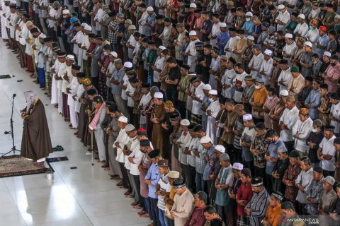 Shalat Jumat di Masjid Agung Islamic Centre Lhokseumawe tidak mengindahkan protokol kesehatan