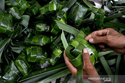 Permintaan kulit ketupat berbahan daun pandan