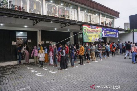 Antrean Tempat Belanja Pakaian