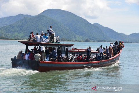 Aktivitas warga pulau berbelanja sembako